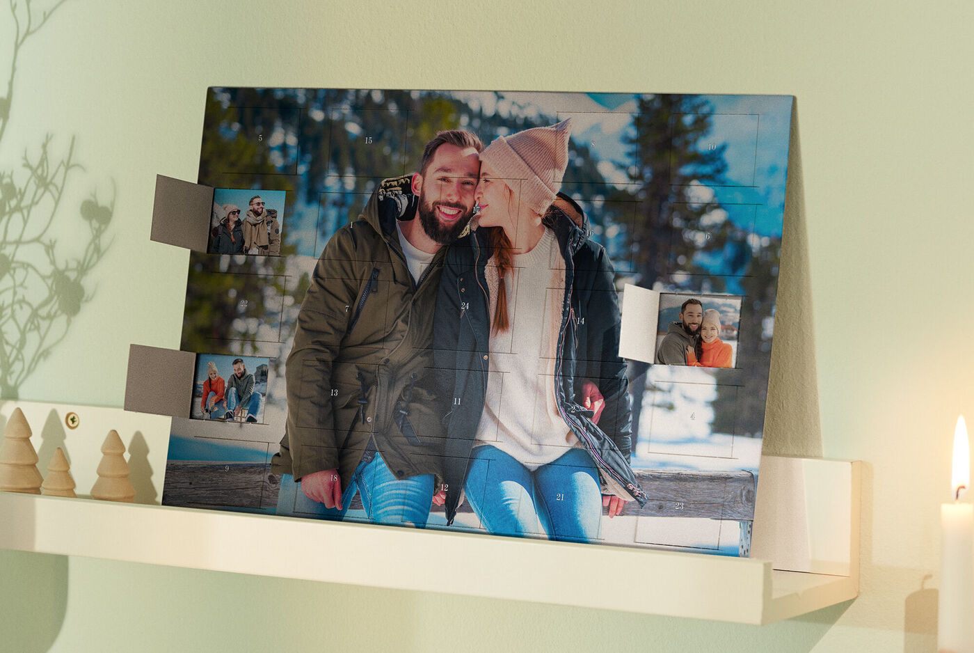 Zwei Personen in Winterkleidung auf einer Holzbank im Freien