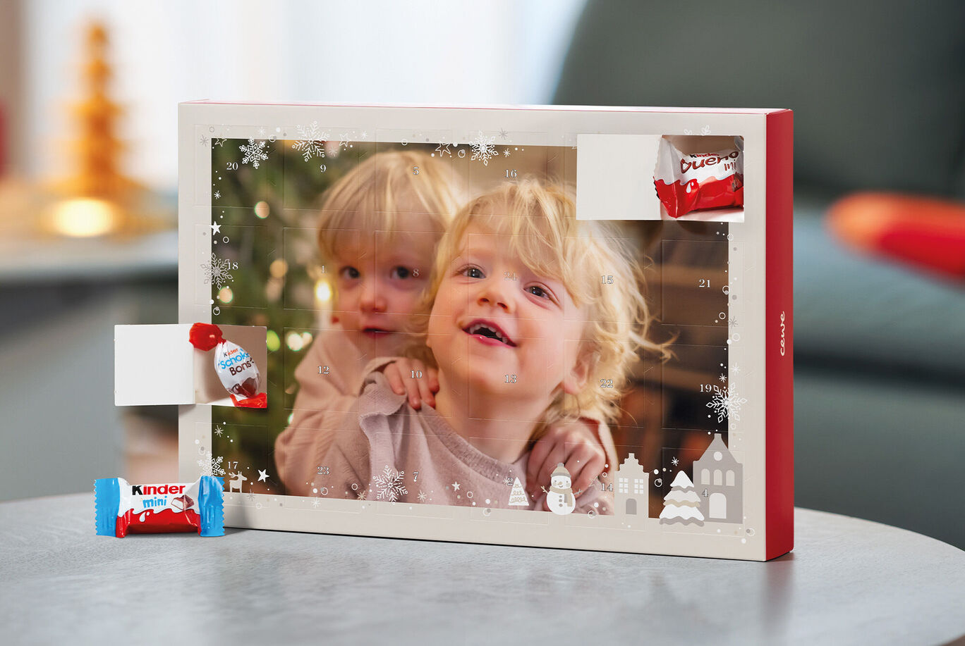 Ein liebevoll gestalteter Adventskalender mit festlichen Motiven und Süßigkeiten.