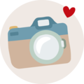 Ein stilisiertes, farbenfrohes Kamera-Icon mit einem Herzsymbol. Es strahlt Freude und Kreativität aus.