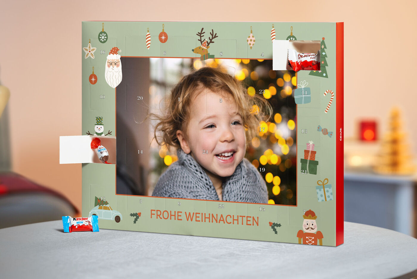 Ein festlicher Adventskalender mit weihnachtlichen Motiven, der individuell gestaltet ist. Er zeigt ein fröhliches Kind, das vor einem geschmückten Weihnachtsbaum steht und die Vorfreude auf Weihnachten teilt.