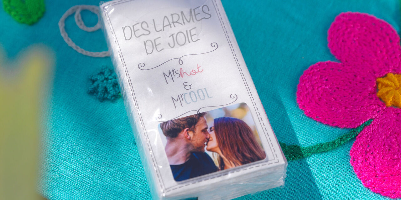 Un paquet de mouchoirs avec l’inscription « Larmes de joie Mrs. Hot & Mr. Cool », embelli d’une photo du couple.