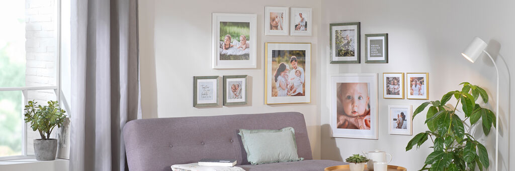 Coin salon confortable avec des photos au mur