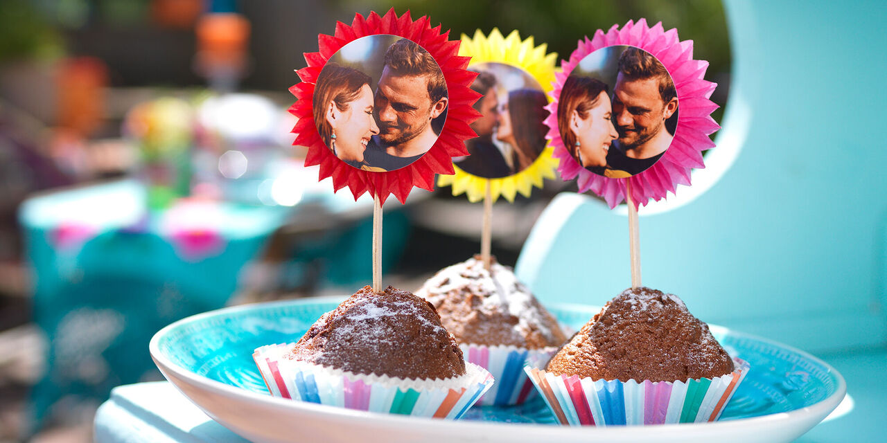 Trois muffins sont accompagnés d’autocollants photo représentant une image du couple.